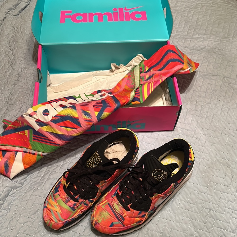 COPY - 2021 AirMax 90 Latino Heritage Month, gently used, with Bandana. - Picture 2 of 6